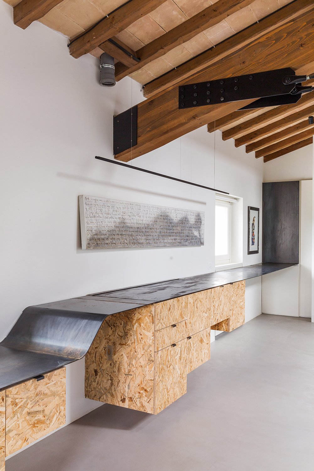 styl industrialny w starym domu na wsi wg Alvisi Kirimoto