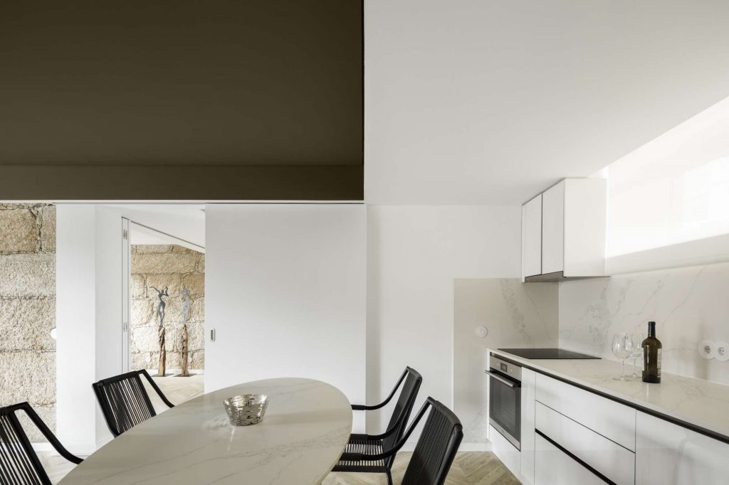 Apartamento na Guarda do atelier DRK  com fotografia de Arquitectura de Ivo Tavares Studio