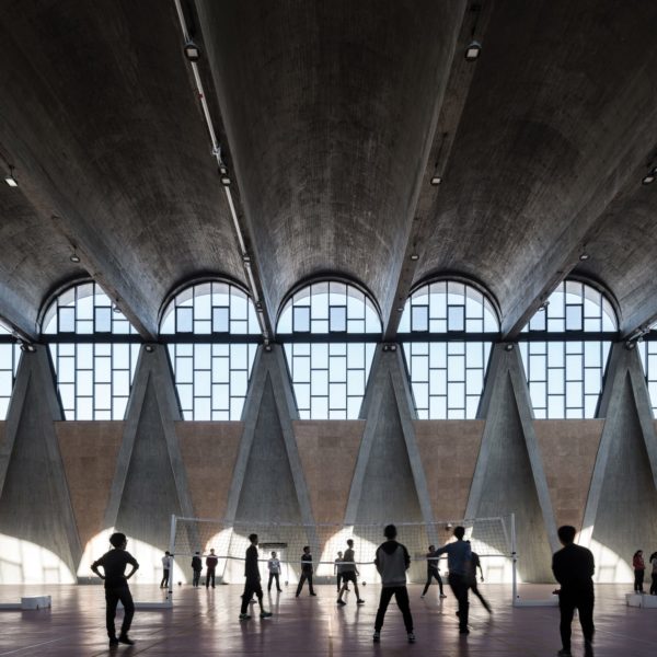 Chiński brutalizm dziś Alberto Bologna Gimnasium Chiński brutalizm dziś Alberto Bologna Gimnasium