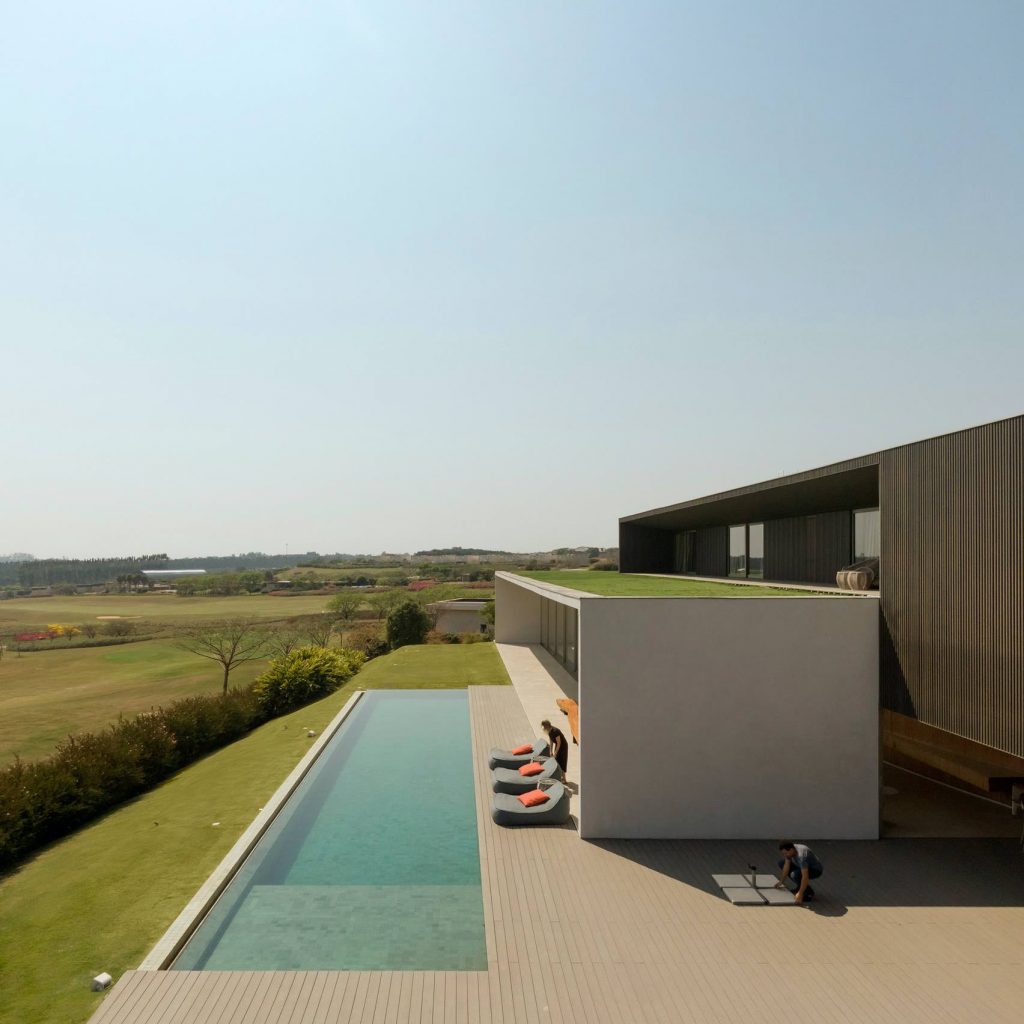 jy-house-studio-arthur-casas-z polem golfowym 10