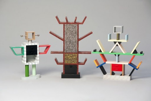 Od prawej: Parawan Carlton, szafa Casablanca, projekt: Ettore Sottsass